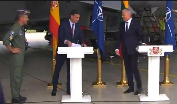 Брифінг президентів Литви та Іспанії зупинили через російські винищувачі, скріншот відео