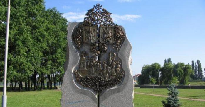 Пам’ятний знак на честь дружби Києва і Москви, фото: Wikimapia