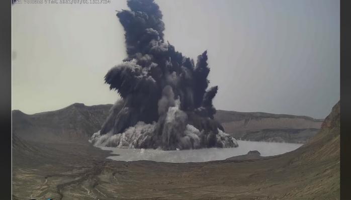Вулкан-озеро устроил рекордный «серый взрыв» на Филиппинах