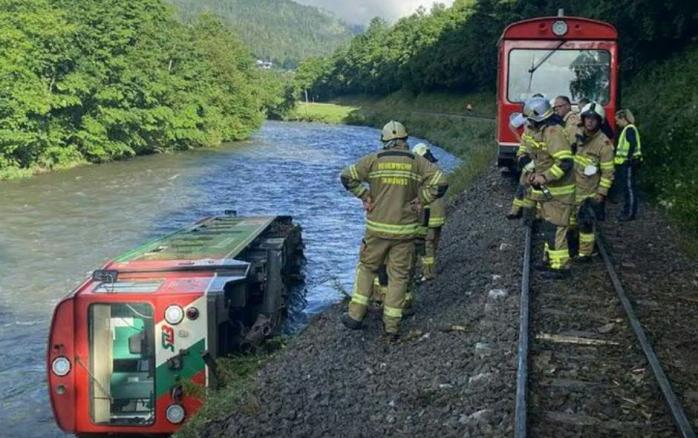 Поезд со школьниками упал в реку в Альпах