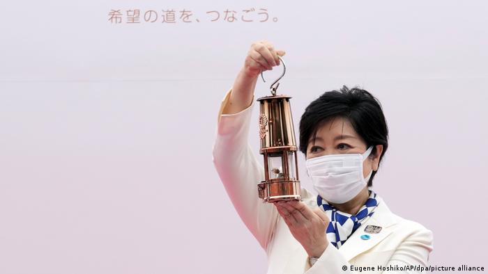 Безлюдная церемония передачи олимпийского огня состоялась в Токио, фото — Kyodo