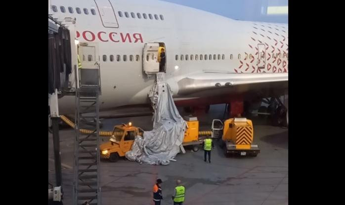 Россиянин открыл аварийный люк самолета из-за духоты