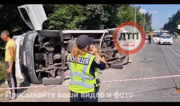 Маршрутка с пассажирами перевернулась в Киеве, есть пострадавшие