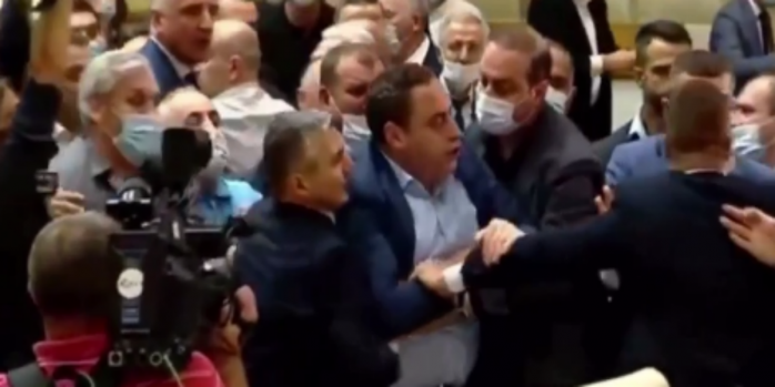 Во время драки в парламенте Грузии, скриншот видео