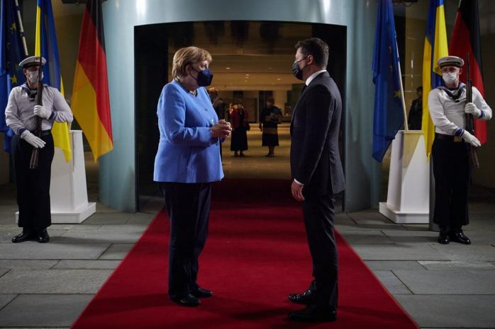 Зеленский вышел к медиа рассказать о результатах встречи с Меркель