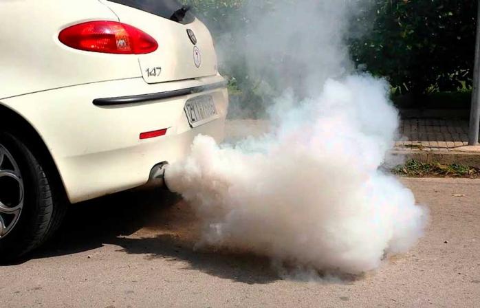 Заборонити авто з двигунами внутрішнього згоряння пропонують у Кабміні. Фото: Автотопік