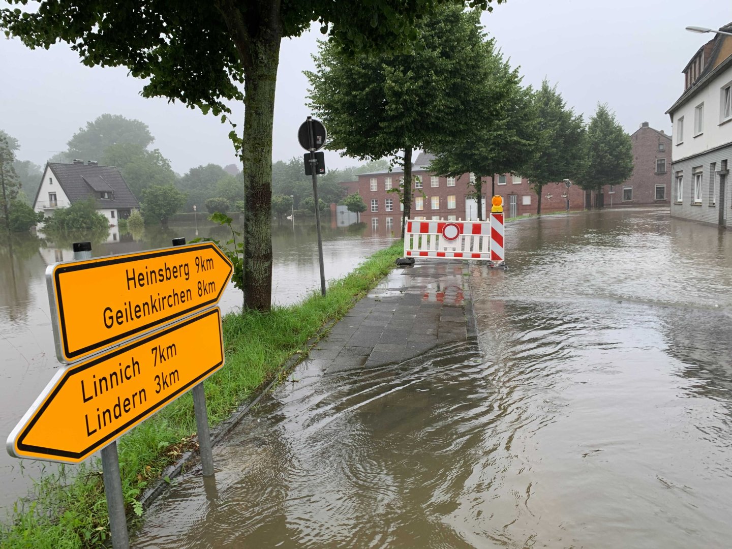Наводнение в Германии превратило улицы городов в горные реки, фото - Bild