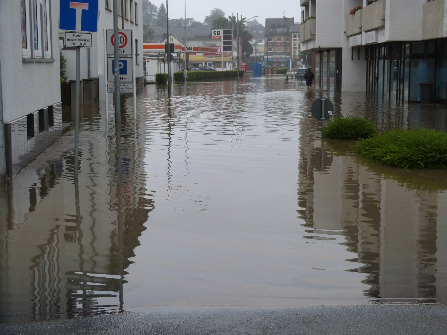 Наводнение в Германии превратило улицы городов в горные реки, фото - Bild