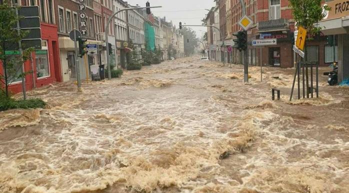 Наводнение превратило улицы городов Германии в горные реки, фото — Bild 