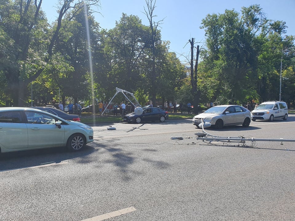 Вертолет Black Hawk аварийно сел на трассу в центре Бухареста, фото — Aeronews