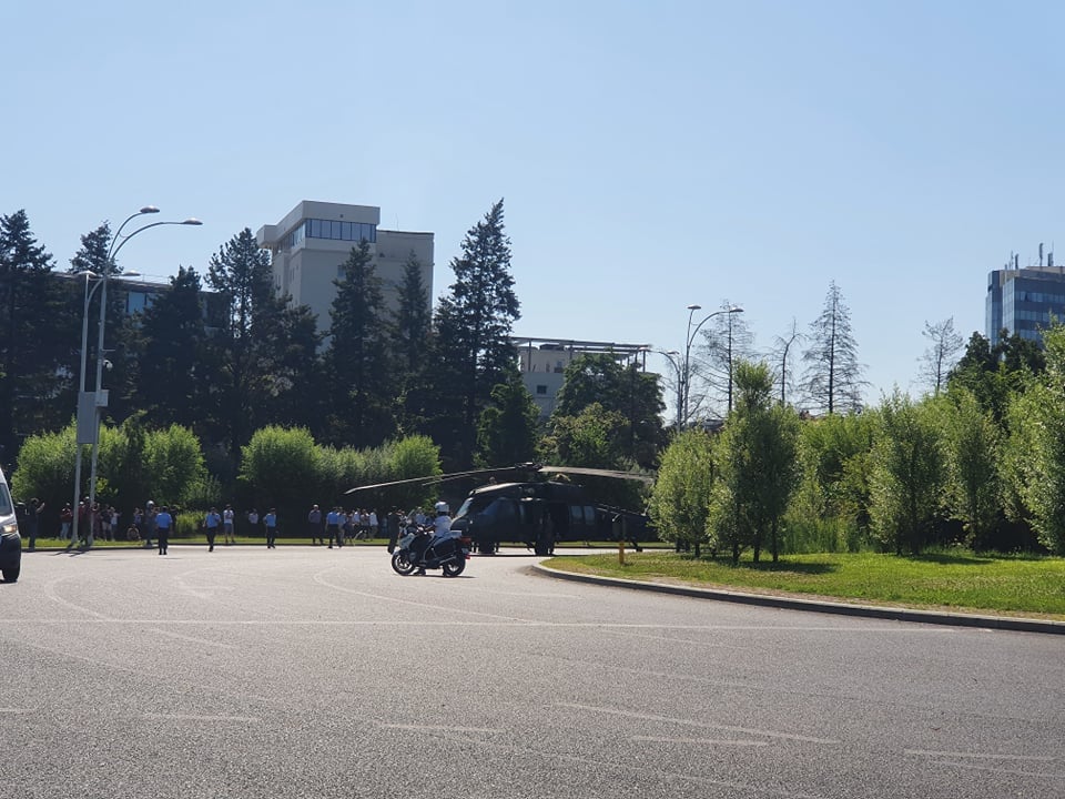 Вертоліт Black Hawk аварійно сів на трасу в центрі Бухареста, фото — Aeronews