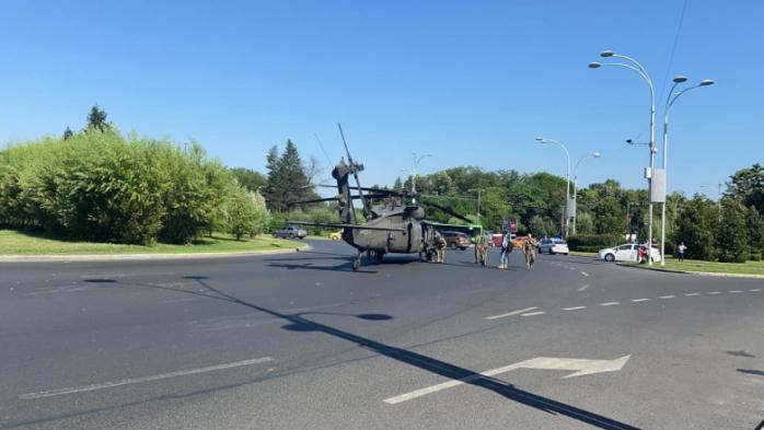 Вертоліт Black Hawk аварійно сів на трасу в центрі Бухареста, фото — Aeronews