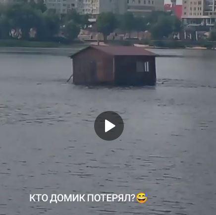 Загадочный домик дрейфует по Днепру в Киеве