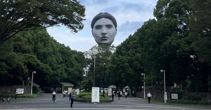 Над Токио запустили гигантский воздушный шар с изображением человеческого лица, фото: leon_moguo