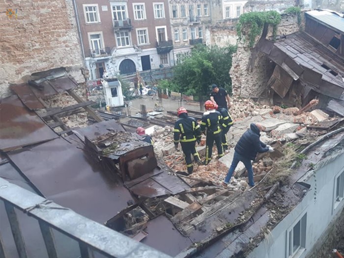 Во Львове обвалилась стена жилого дома, фото: ГСЧС