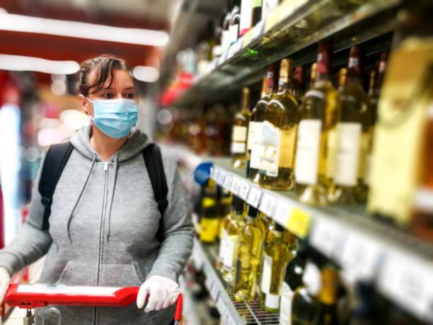Алкоголь и сигареты хотят убрать из супермаркетов. Фото: istock