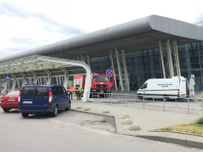 В аэропорту "Львов" подорвали подозрительную сумку, фото - Запад
