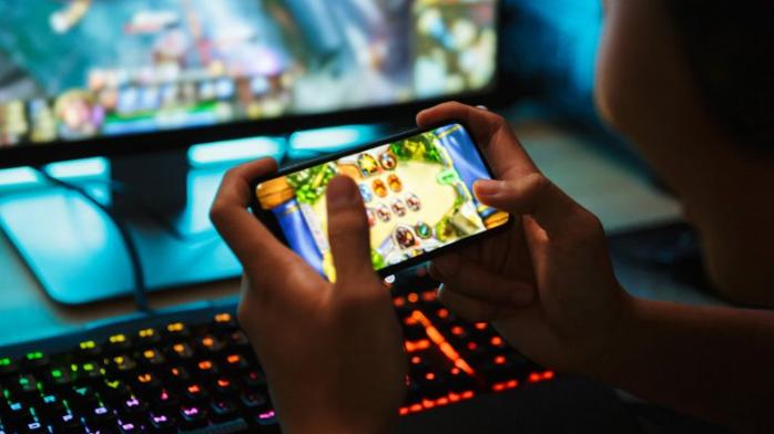 Мобильные игры плохо влияют на скучающих пользователей. Фото: cubiq.ru