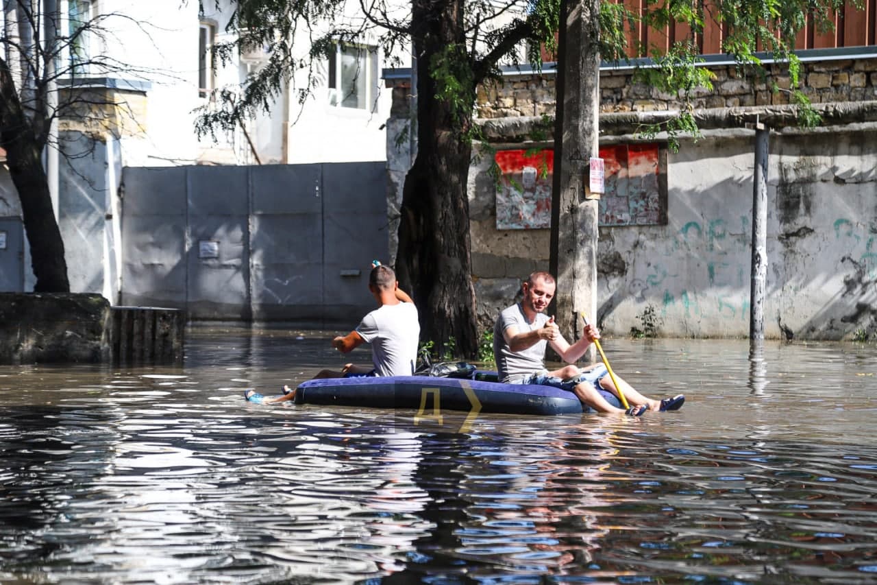 Утонувшие авто и транспортный хаос — курортная Одесса оправляется от ливня, фото — Думская
