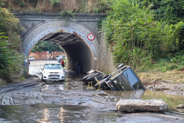 Утонувшие авто и транспортный хаос — фото Одессы после "ливня десятилетия"