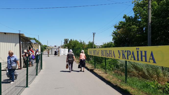 Зеленський дозволив втікати з окупованого Донбасу через Росію. Фото: УП