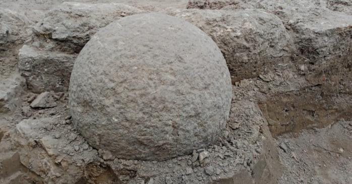 Во время экспедиции в Белгород-Днестровской крепости археологи нашли уцелевшее каменное ядро, фото: Андрей Красножон