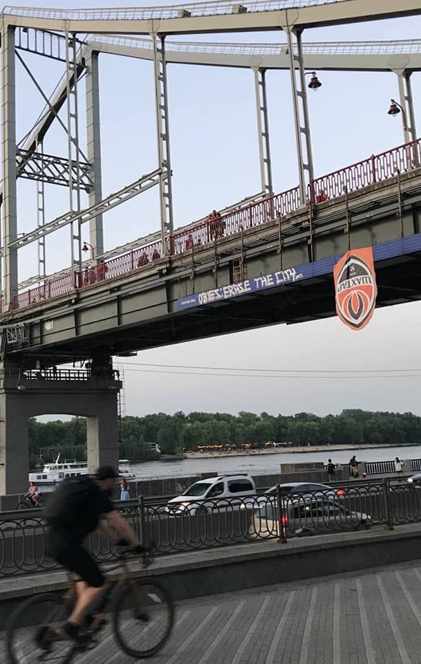 Банери "Шахтаря" нищать в Києві 
