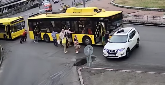 У Києві тролейбус, який штовхали пасажири, зіткнувся з автомобілем, скріншот відео