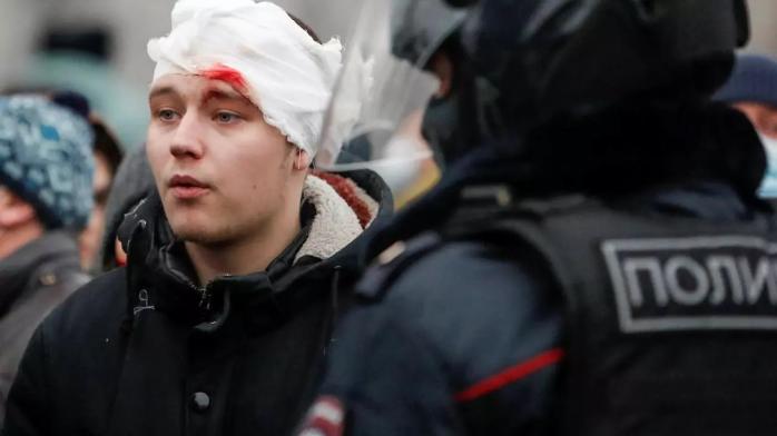 Формувати «свідому відмову» молоді РФ від протестів взявся Кремль