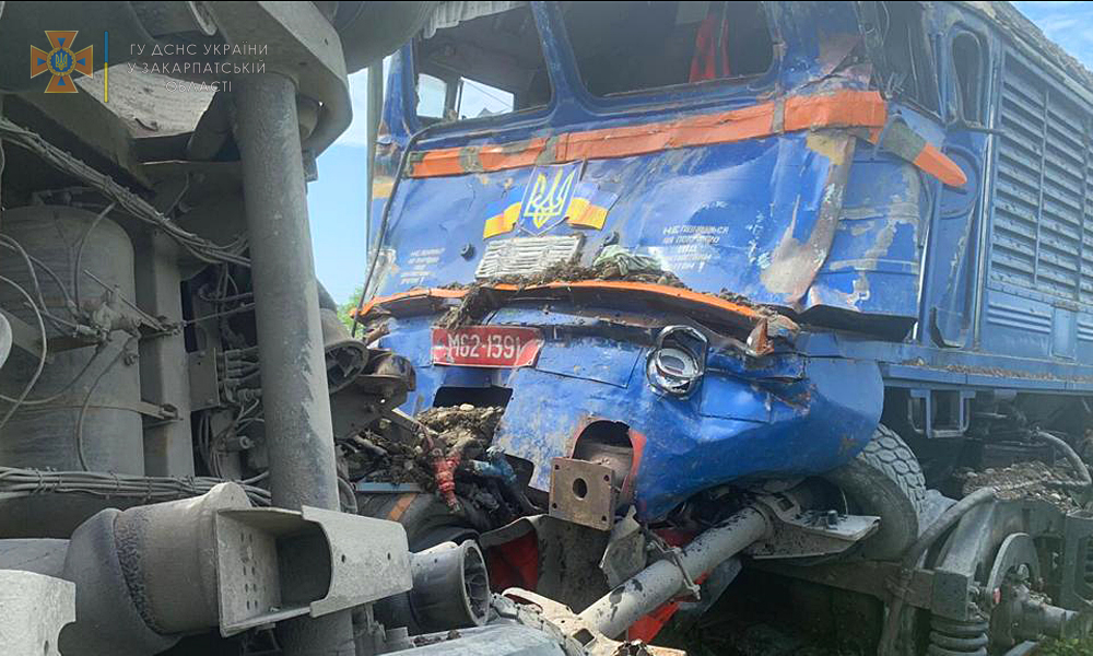 Пасажирський потяг розтрощив вантажівку на Закарпатті. Фото: ДСНС