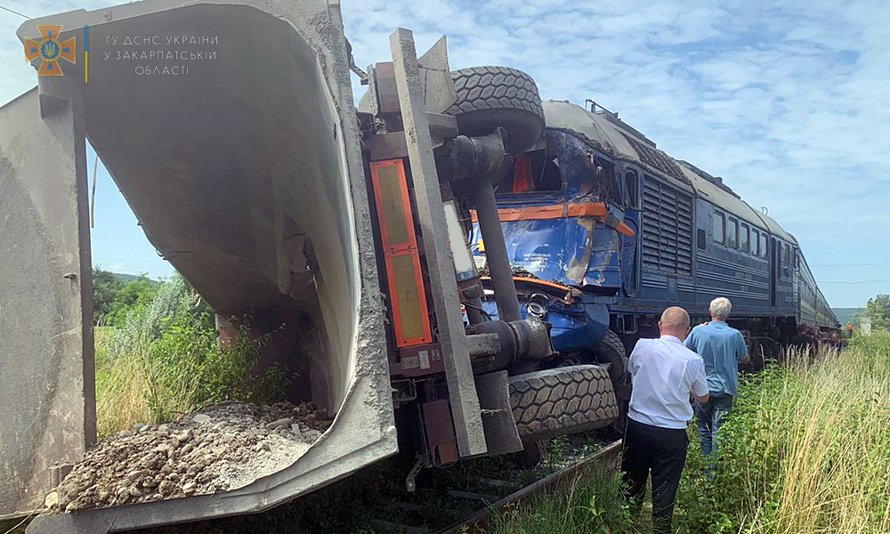 Пассажирский поезд разнес грузовик на Закарпатье. Фото: ГСЧС