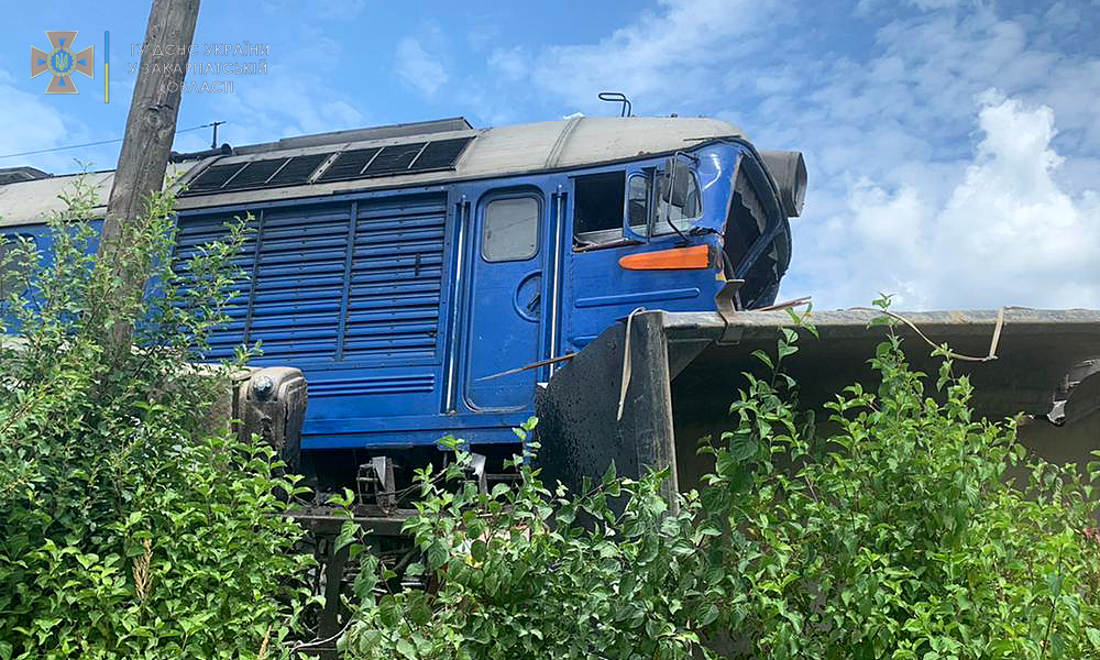 Пасажирський потяг розтрощив вантажівку на Закарпатті. Фото: ДСНС