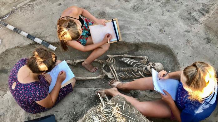 Рідкісне поховання розкопали археологи на Запоріжжі. Фото: експедиція на Мамай-Горі у Facebook