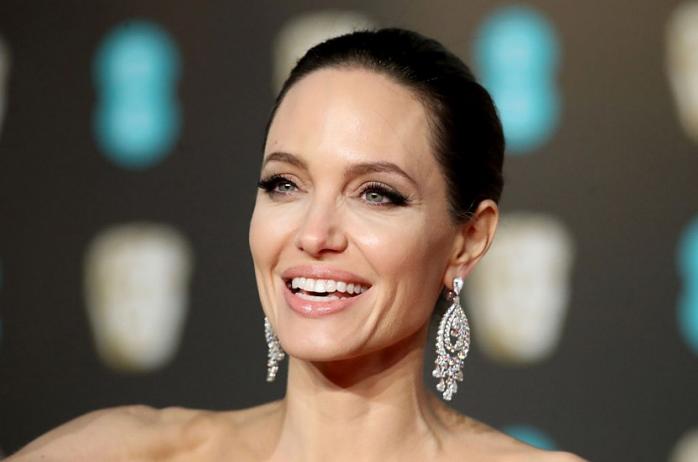 Анджелина Джоли может отсудить детей у Бреда Питта. Фото: Космо