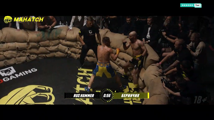 Український боксер Берінчик нокаутував росіянина у кулачному бою. Скріншот з відео