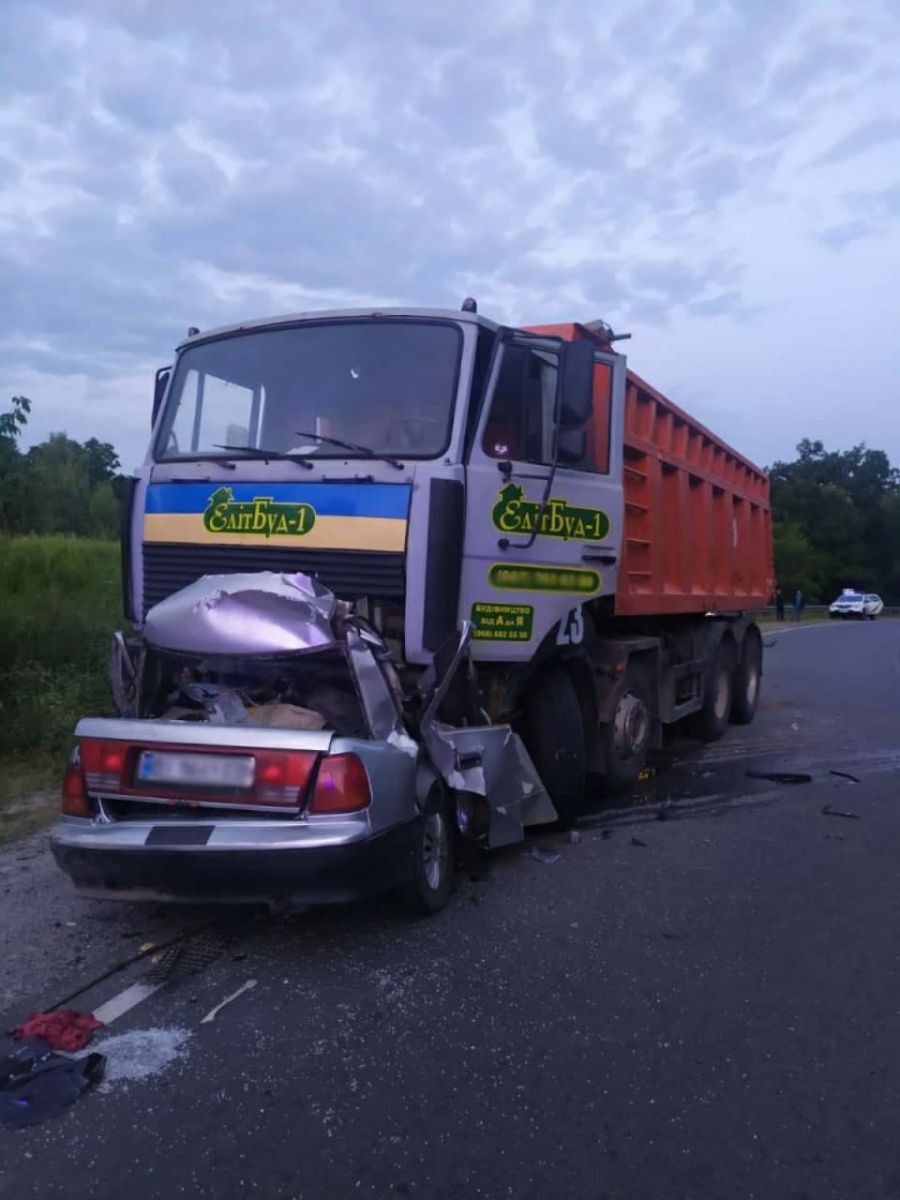 Вантажівка розчавила легковик на Полтавщині. Фото: ДСНС