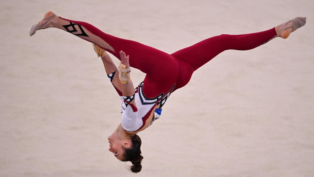 Олимпийские гимнастки выступили в закрытых боди вопреки стандартам, фото — Reuters