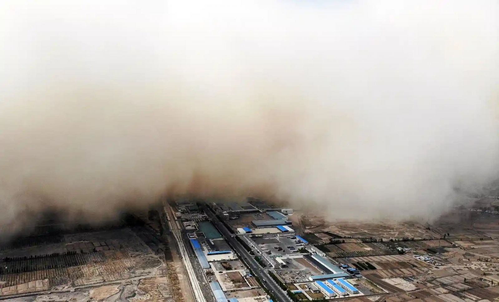 Песчаная буря в Китае. Фото: CNS/AFP / Getty Images