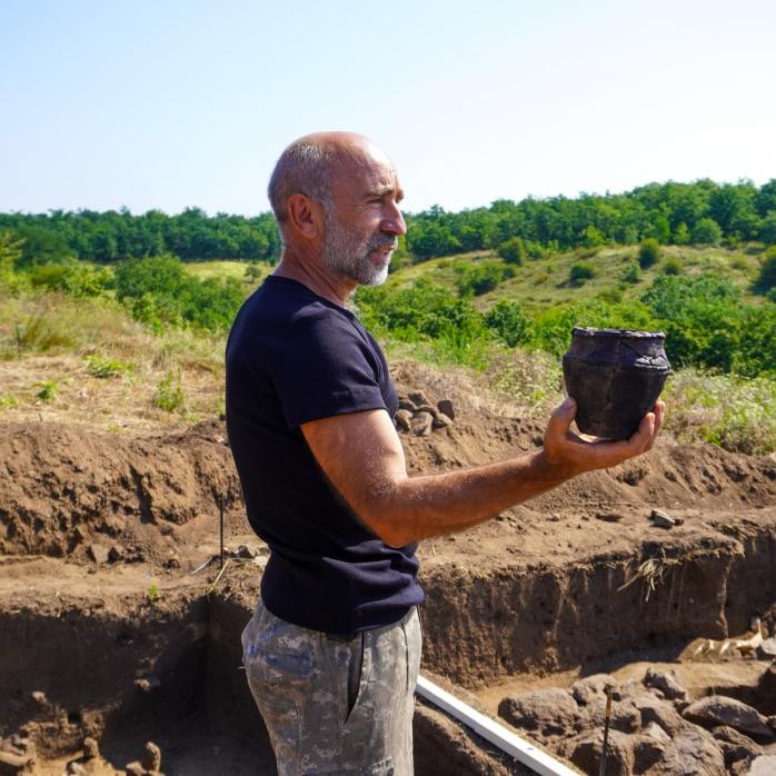 На Хортице нашли могилу вождя с горшком без праха. Фото: Запорожский городской совет