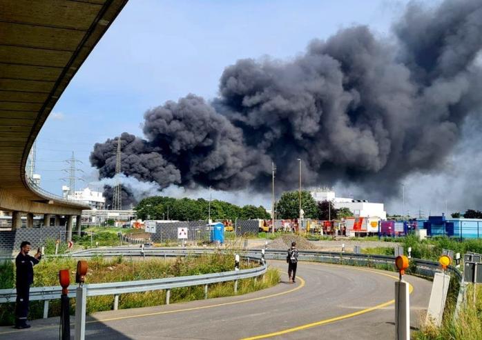 Вибух у промисловій зоні Леверкузена — дим оповив місто