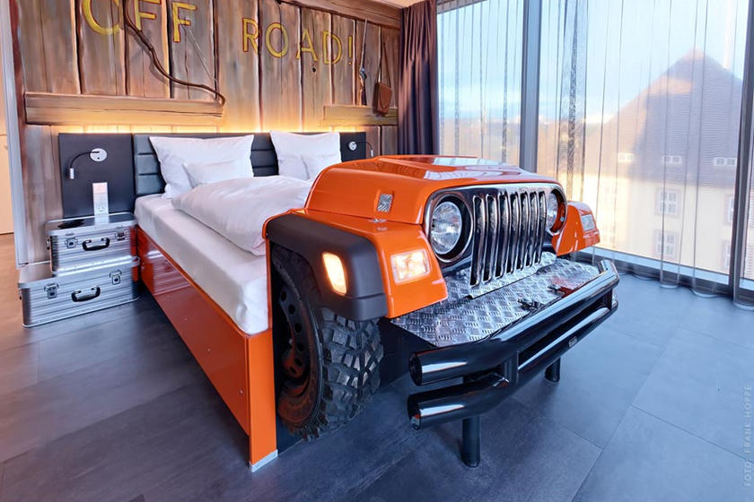 Необычный отель с кроватями из настоящих авто работает в Германии. Фото: CarBuzz