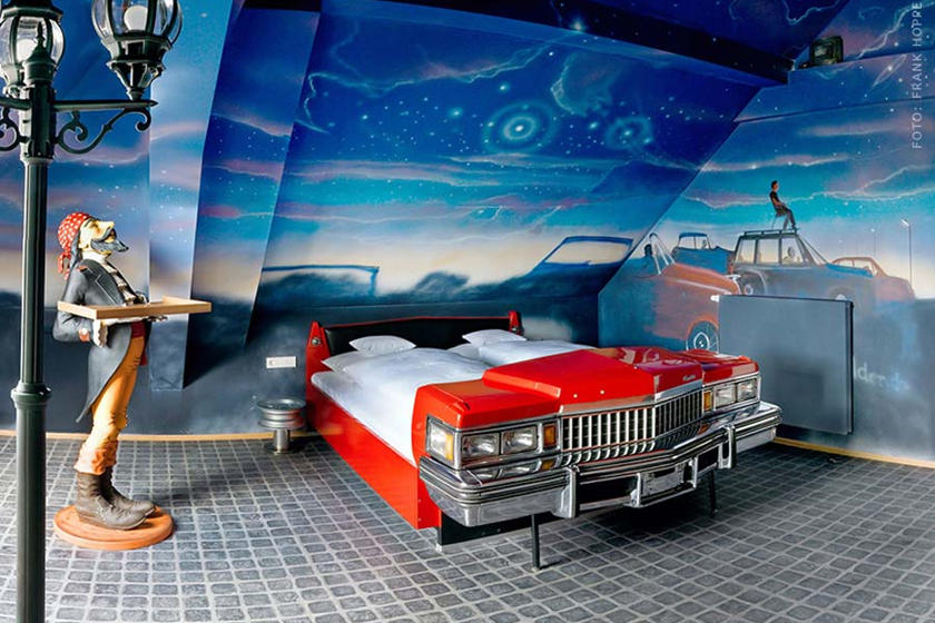 Необычный отель с кроватями из настоящих авто работает в Германии. Фото: CarBuzz