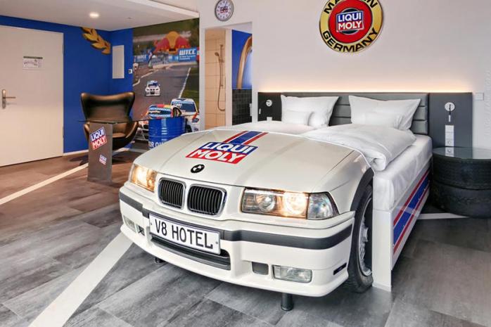 Незвичний готель з ліжками із справжніх авто працює в Німеччині. Фото: CarBuzz