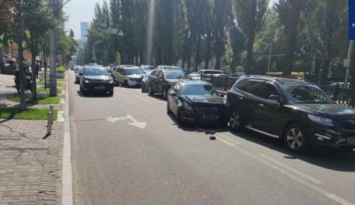 Серійна ДТП зупинила рух в середмісті Києва, фото — Патрульна поліція 
