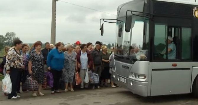 Бесплатные автобусы Киев запускает на КПВВ вблизи границы с Крымом и на Донбассе