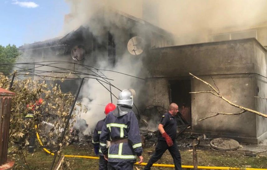 Пожарные потушили огонь через час после падения самолета на дом, фото — ГСЧС
