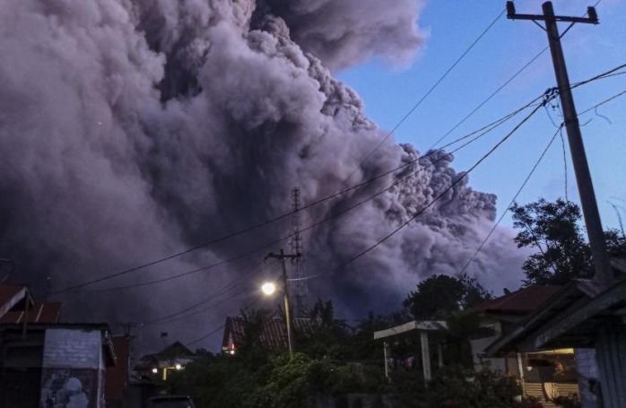 Вулкан в Индонезии выбросил гигантский столб пепла