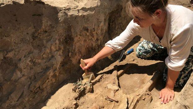 Останки беременной близнецами женщины нашли в древней урне. Фото: znaj.ua