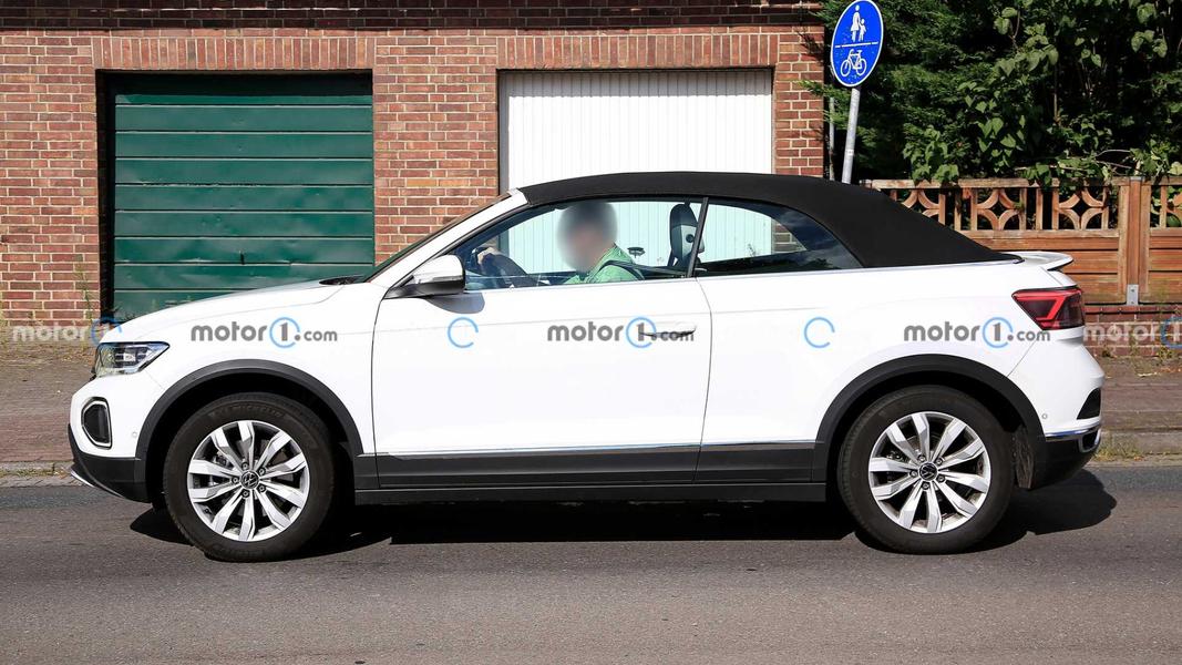 Volkswagen обновит свой единственный кабриолет T-Roc. Фото: Motor1.com