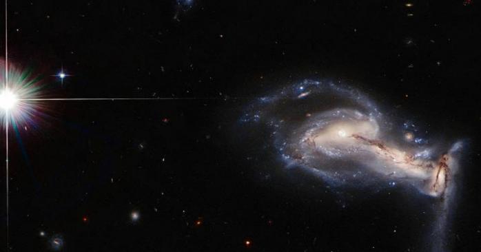 Космічний телескоп Hubble зняв три незвичні галактики, фото: NASA
